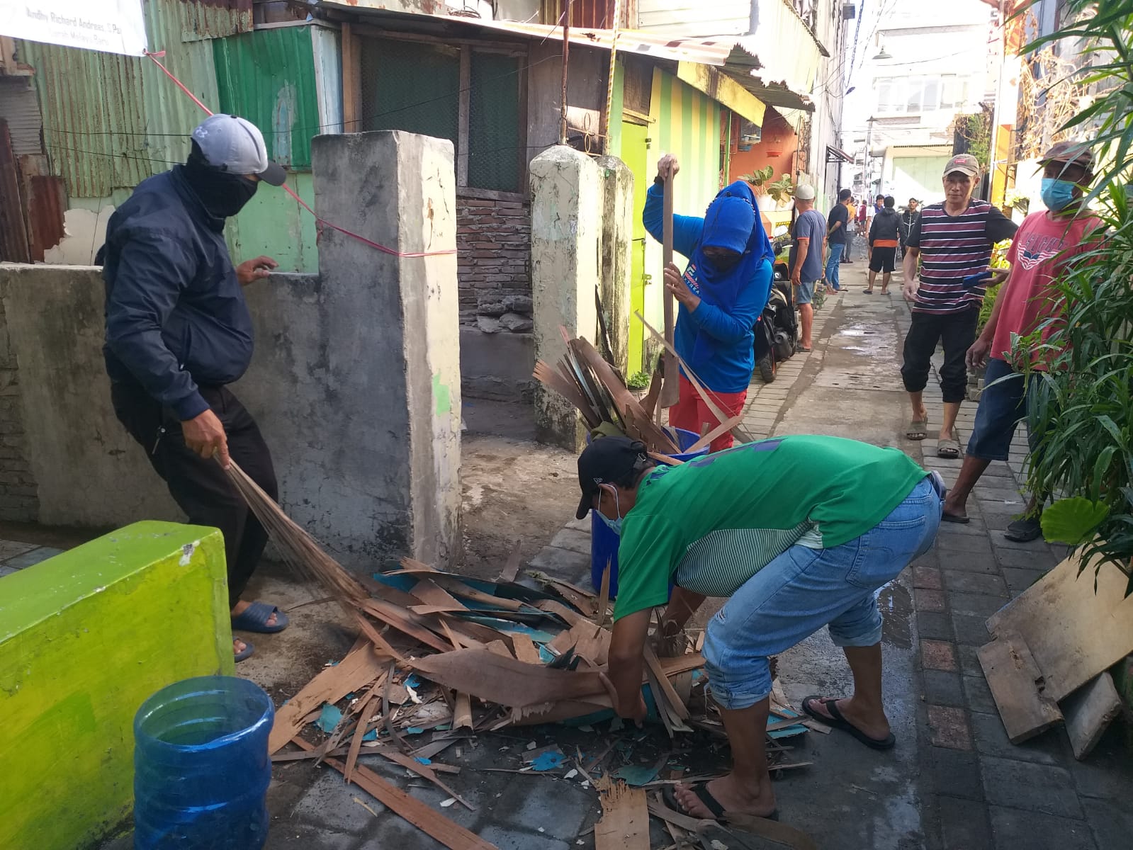 Penunjang Foto Kerja Bakti dan Pemeriksaan Kesehatan di Longwis Sipakainga Jl. Sangir Lr.209 - 5
