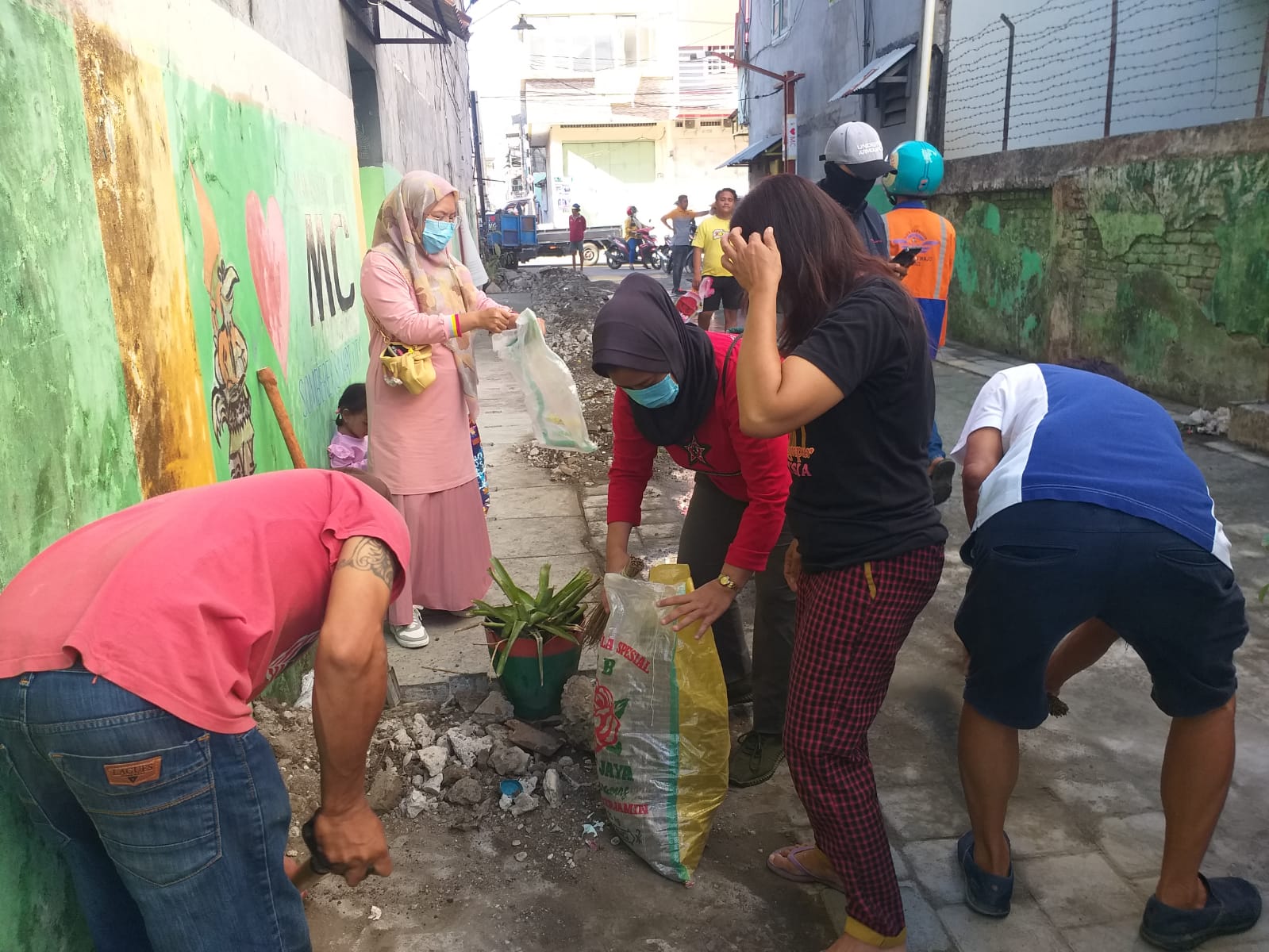 Penunjang Foto Kerja Bakti dan Pemeriksaan Kesehatan di Longwis Sipakainga Jl. Sangir Lr.209 - 4