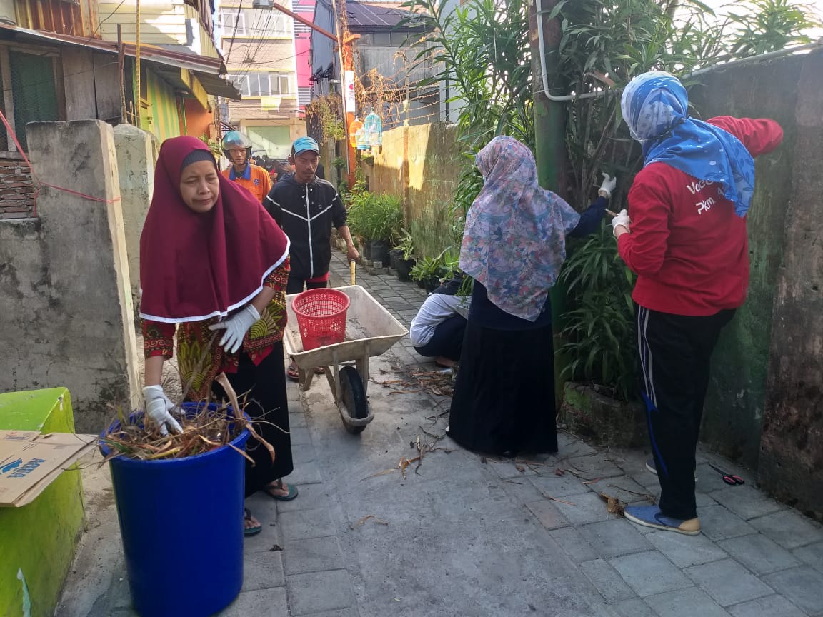Penunjang Foto Kerja Bakti dan Pemeriksaan Kesehatan di Longwis Sipakainga Jl. Sangir Lr.209 - 7