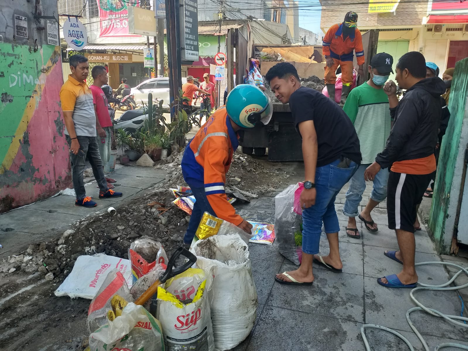 Penunjang Foto Kerja Bakti dan Pemeriksaan Kesehatan di Longwis Sipakainga Jl. Sangir Lr.209 - 6