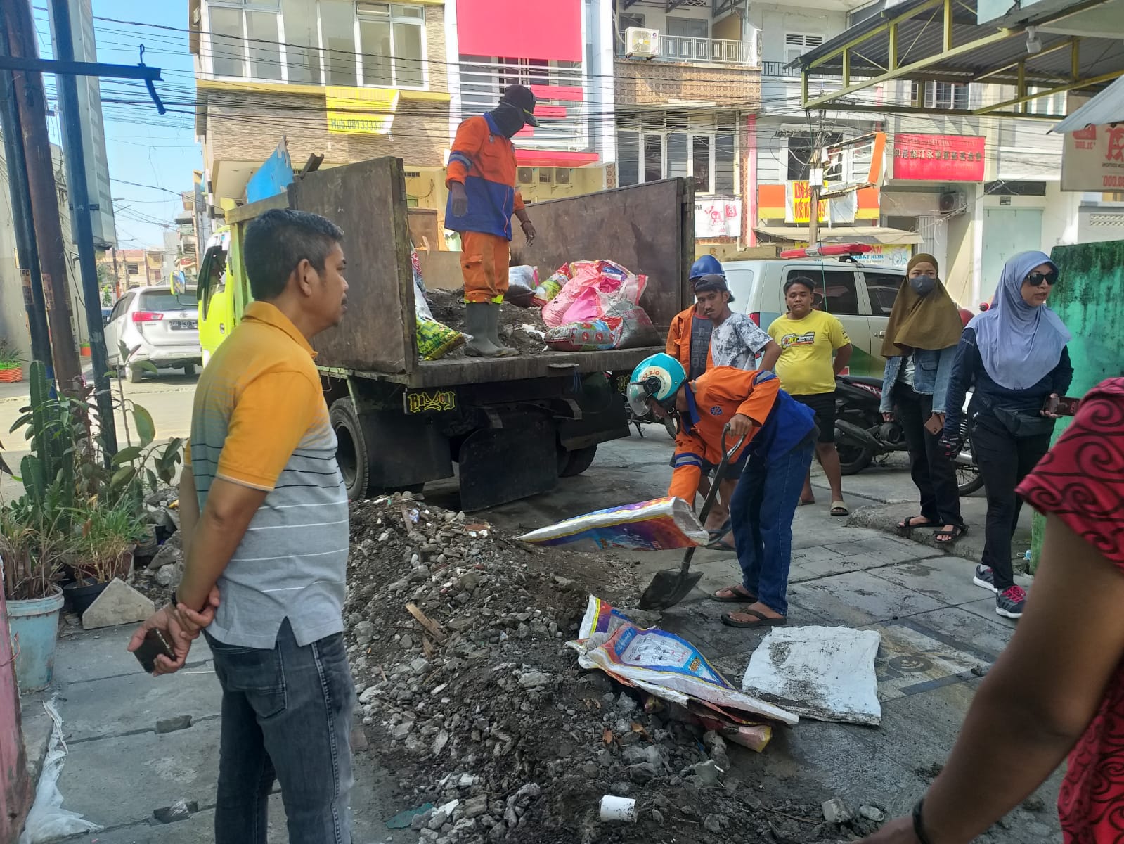 Penunjang Foto Kerja Bakti dan Pemeriksaan Kesehatan di Longwis Sipakainga Jl. Sangir Lr.209 - 1